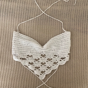 Valkoinen virkattu toppi