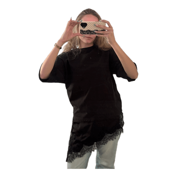 Sort t-shirt med blonde