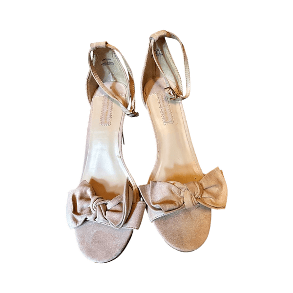 beige avokkaat rusetilla