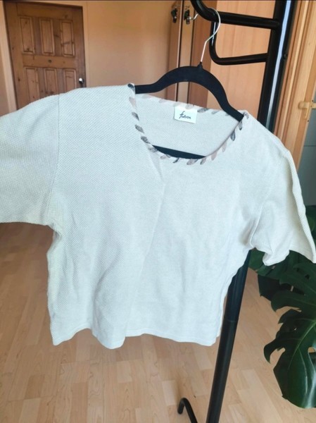 Beige woven short-sleeve top. Megzta palaidinė