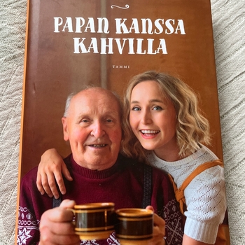 Papan kanssa kahvilla kirja