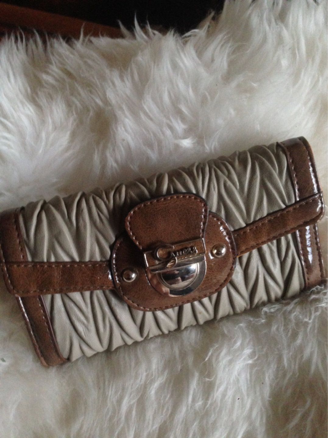 Guess accessory
