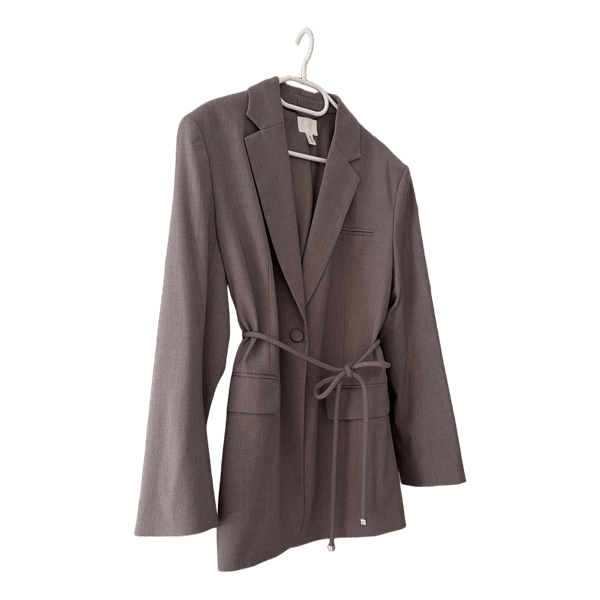Grå blazer med bindebånd