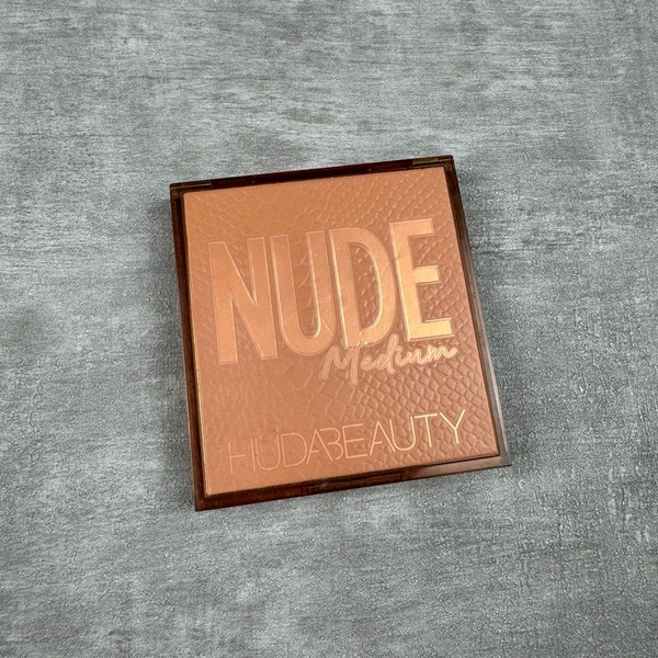 Huda Beauty Medium Nude Obsessions Eyeshadow Palette