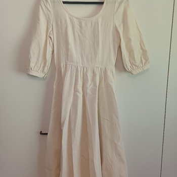 SondeFlorin Carmen mekko 100% hamppua 3/4 hihoilla. Kerran käytetty häämekkona. Sopii S-M koolle selässä olevan joustavan rypytyksen ansiosta. Mittataulukko löytyy https://sondeflor.com/collections/carmen-dresses/products/carmen-dress-milky-white-3-4-sleeve-hemp