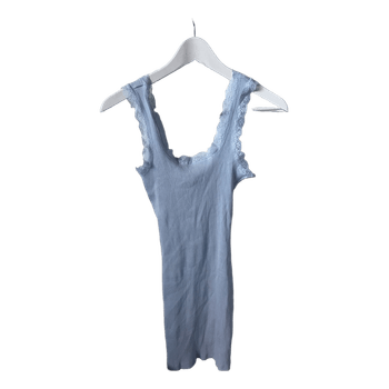 Vaaleansininen pitsireunustettu toppi