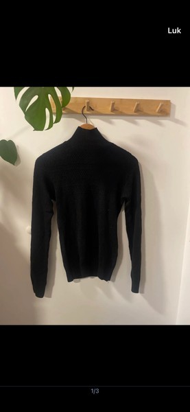 Sort striktrøje