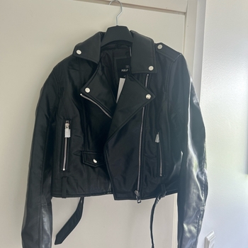 Musta keinonahkainen biker-takki