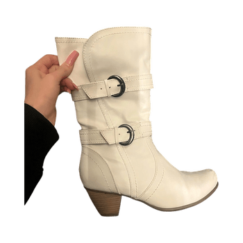 Valkoiset saapaat korkokannalla