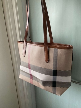 beige ruudullinen olkalaukku
