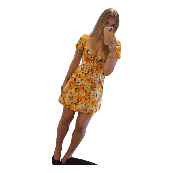 Gul blommig klänning
