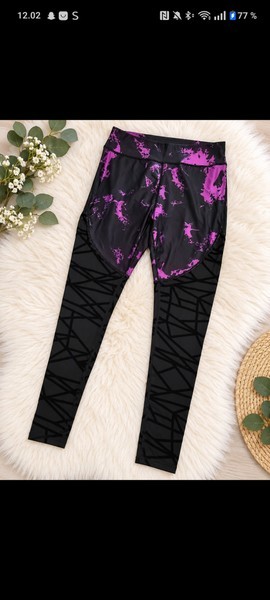 Musta-violetit kuviolliset leggingsit