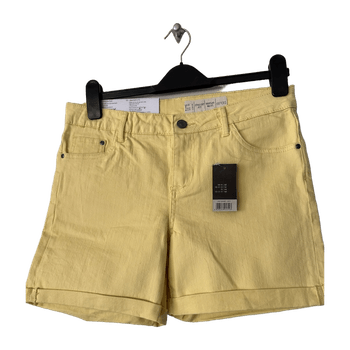 Keltaiset shortsit