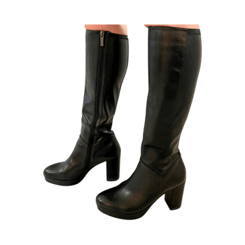 Mustat korkeat saappaat