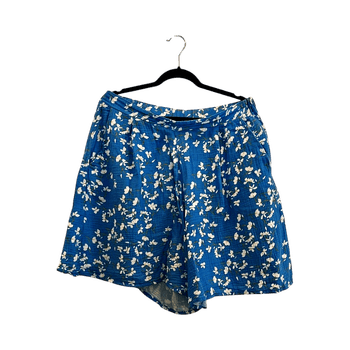 siniset kukkakuviolliset shortsit