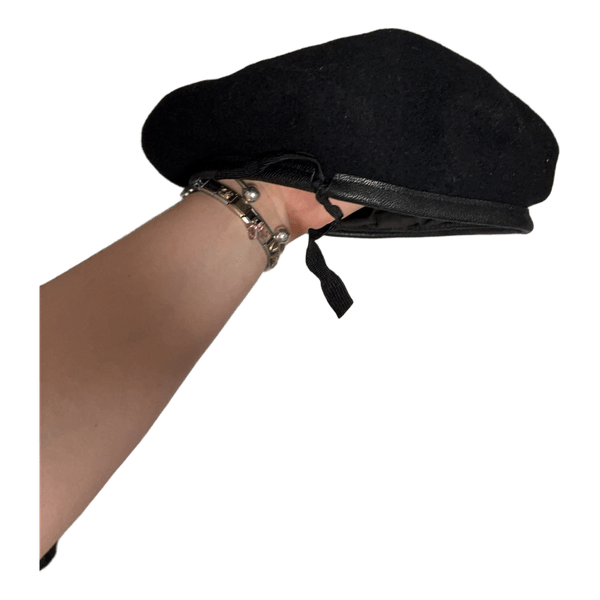 Musta Kangol baretti
