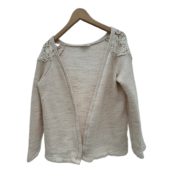 Beige neulepaita pitsiyksityiskohdilla