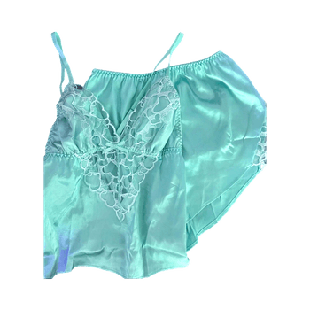 Turkoosi silkinen yöasu