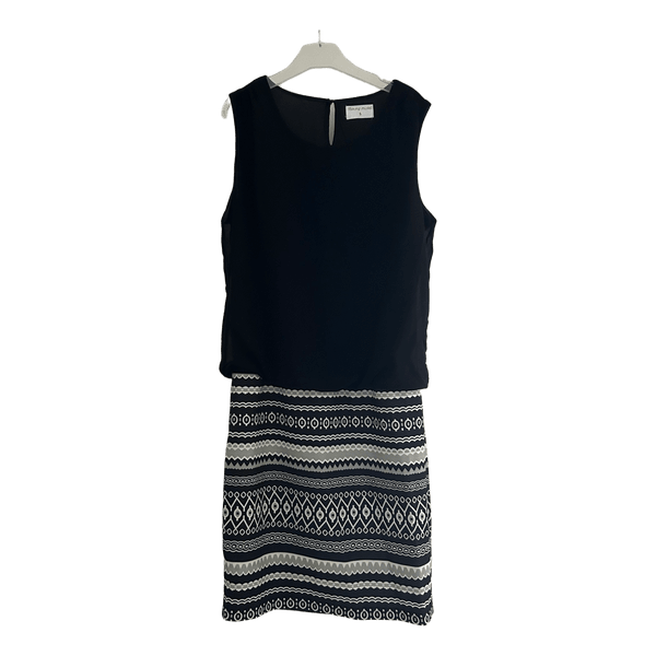 Black sleeveless patterned dress