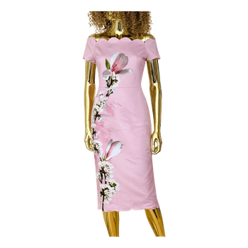 Vaaleanpunainen kukkakuvioinen mekko