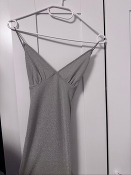 Silbernes glitzerndes kleid