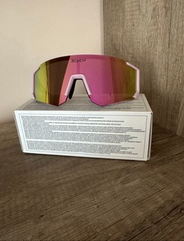 Sportiniai akiniai nuo saulės su UV400 apsauga