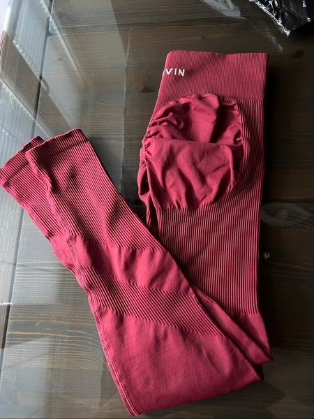Thrivin S koko, urheilutrikoot