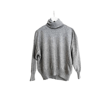 Harmaa korkeakauluksinen neule