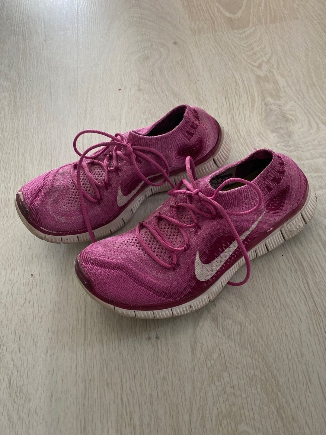 Nike sports shoes