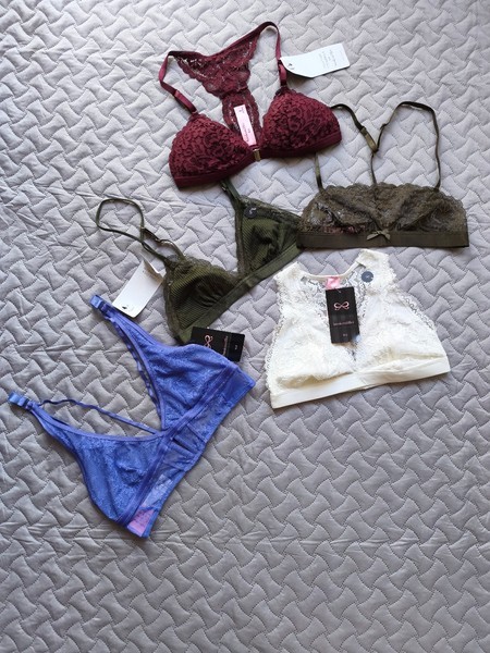 Hunkemöller lace bralettes/5 pieces