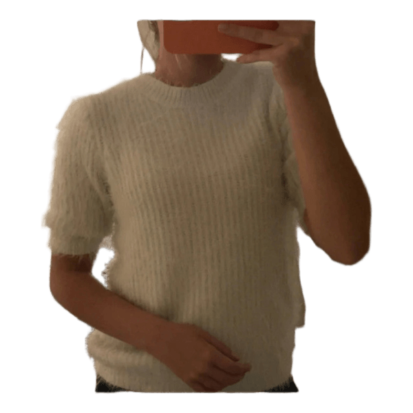 Vit fluffig stickad tröja