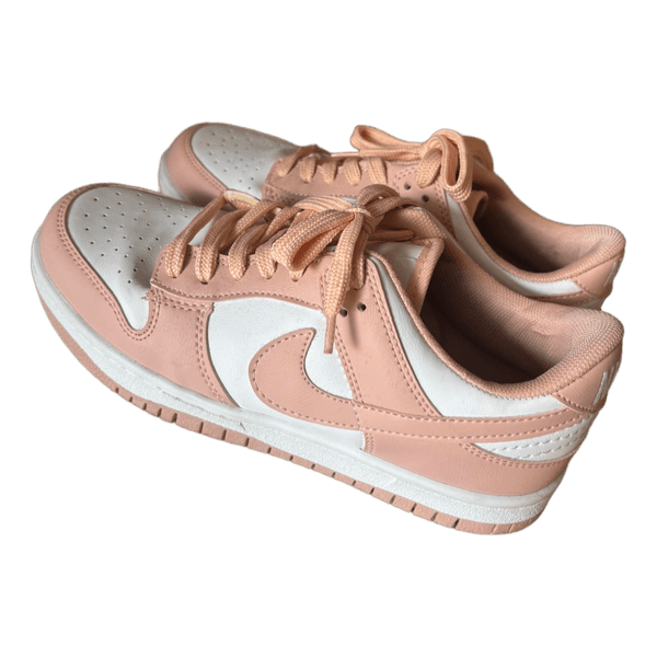 Lyserøde og hvide Nike sneakers