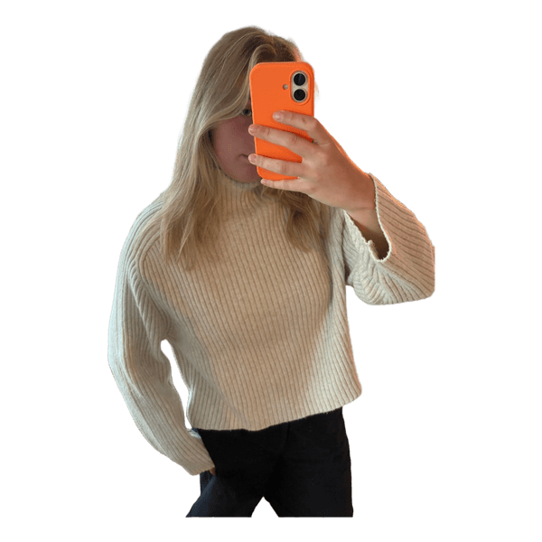 Beige strikket rullekravetrøje