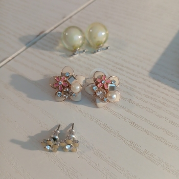 Accessorize Floral stud earrings set