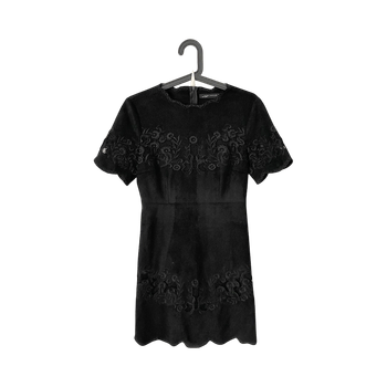 Musta lyhythihainen mekko