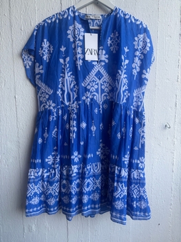 Sininen kuviollinen mekko
