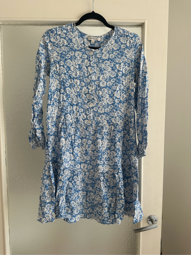 sininen kukkakuvioinen mekko