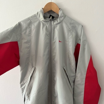 Nike harmaa tuulitakki m