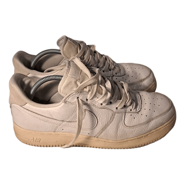 Valkoiset Nike Air Force 1 -tennarit