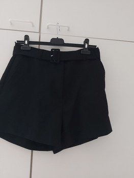 Mustat vyölliset shortsit