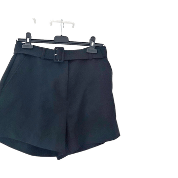 Mustat vyölliset shortsit