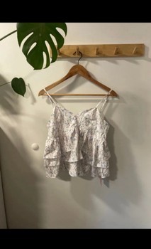 Hvid blomstret top