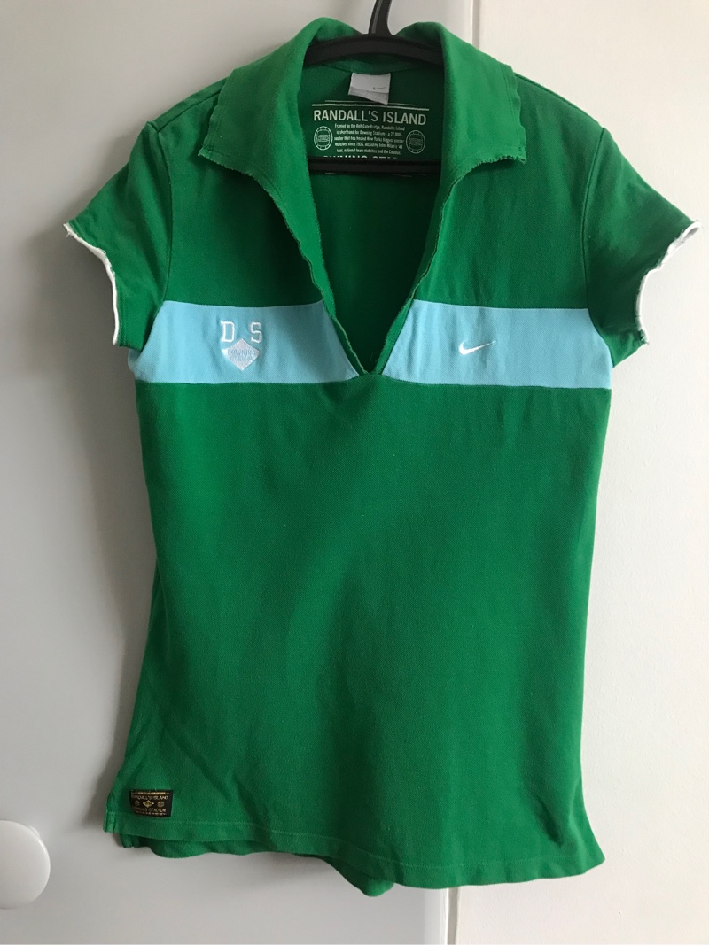 Vihreä Nike-pikeepaita