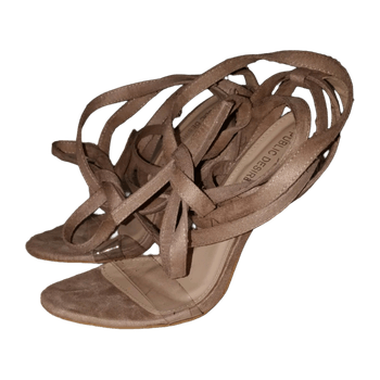 Public desire heels