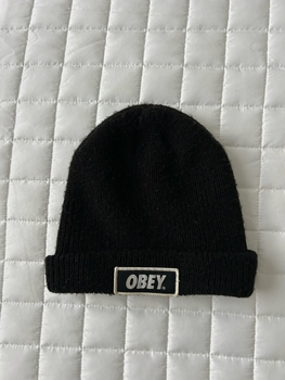 Musta neulepipo Obey-logolla