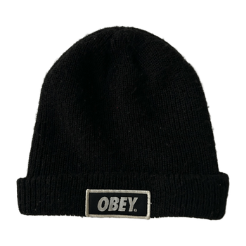 Musta neulepipo Obey-logolla