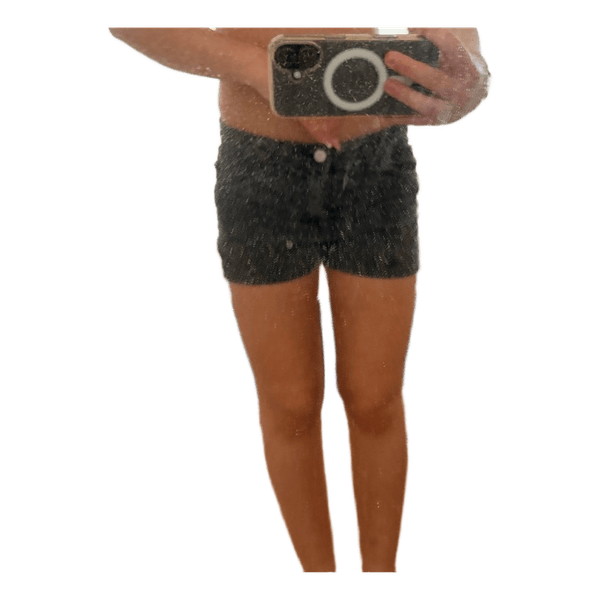 grå denim shorts