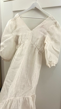 Valkoinen mekko