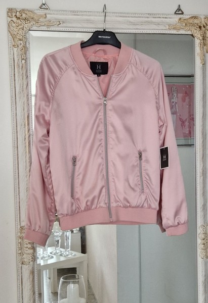 House vaaleanpunainen bomber, 36