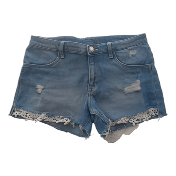 Siniset farkkushortsit pitsireunalla